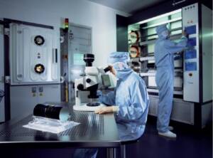 Laboratoriumwerkzaamheden in cleanroom met microscopische analyse
